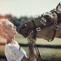 Portrait d'artiste • Myriam Caumes • Écuyère Artistique vue par Clarke Drahce